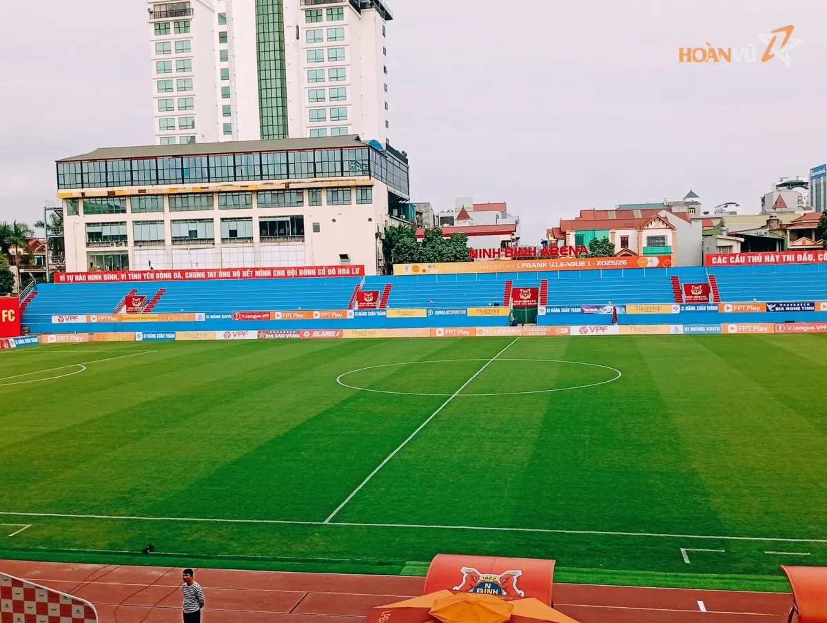 Sân vận động ban ngày, LED biên chạy nội dung nhà tài trợ