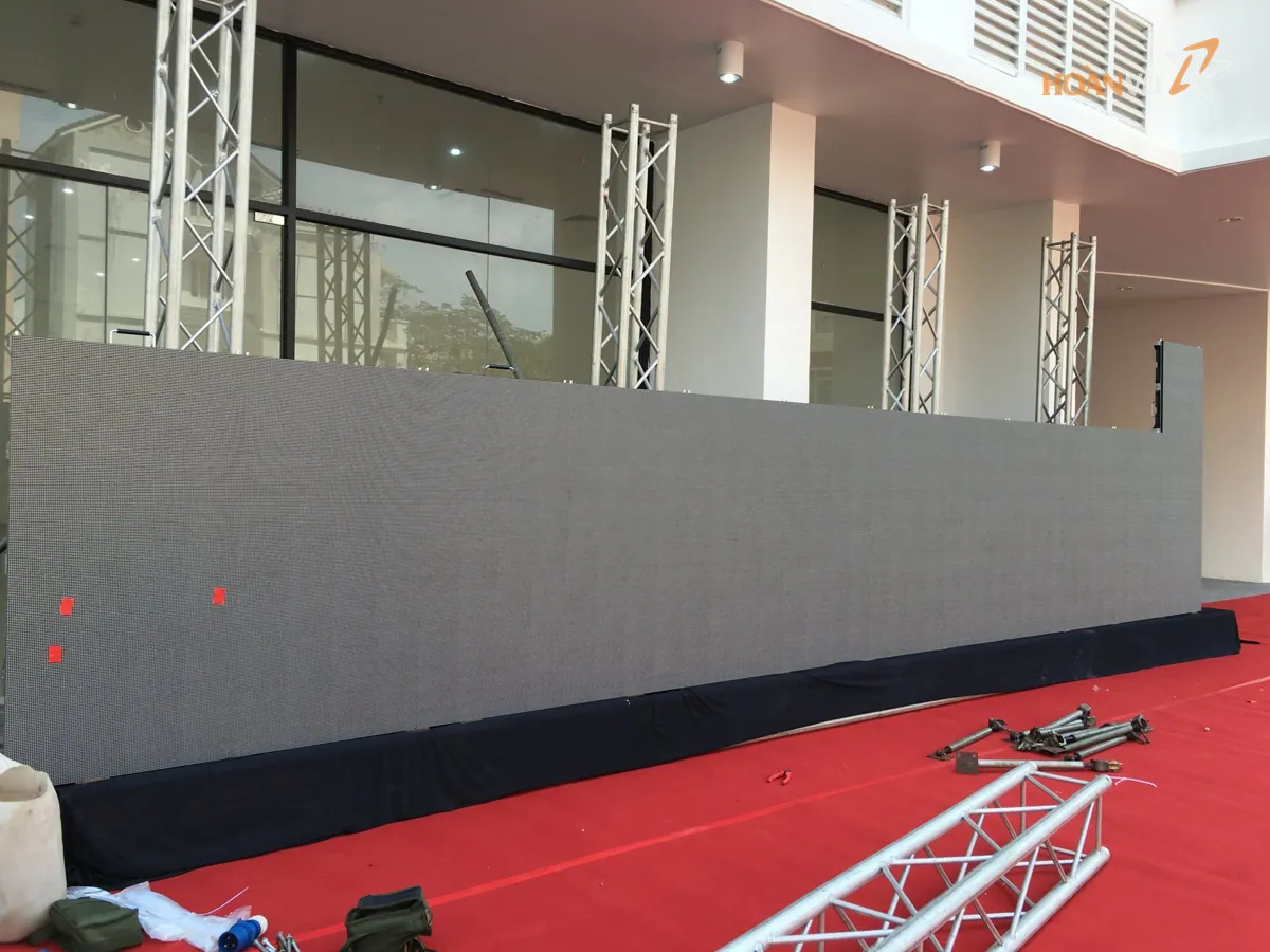 Installing an indoor stage LED screen on truss