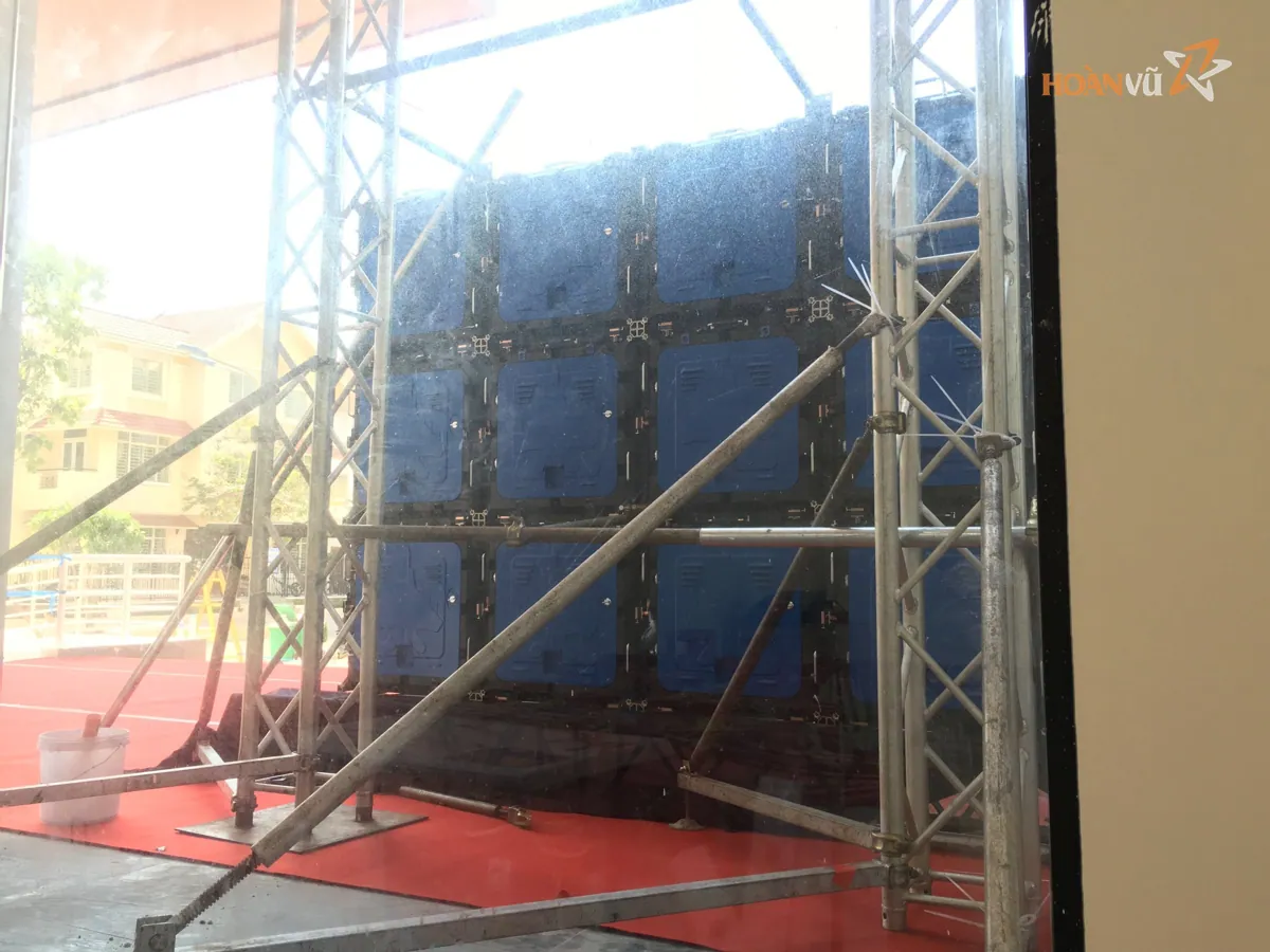 Dựng khung truss và cabinet màn hình LED ngoài trời