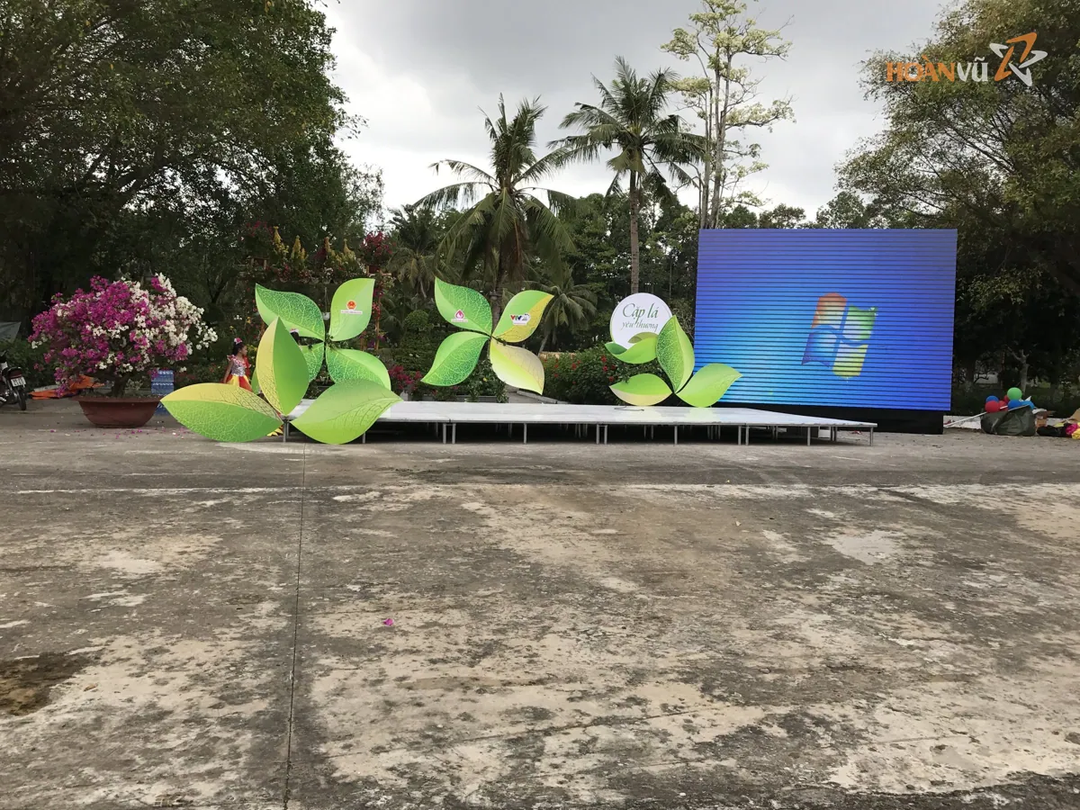 Sân khấu ngoài trời trang trí lá xanh