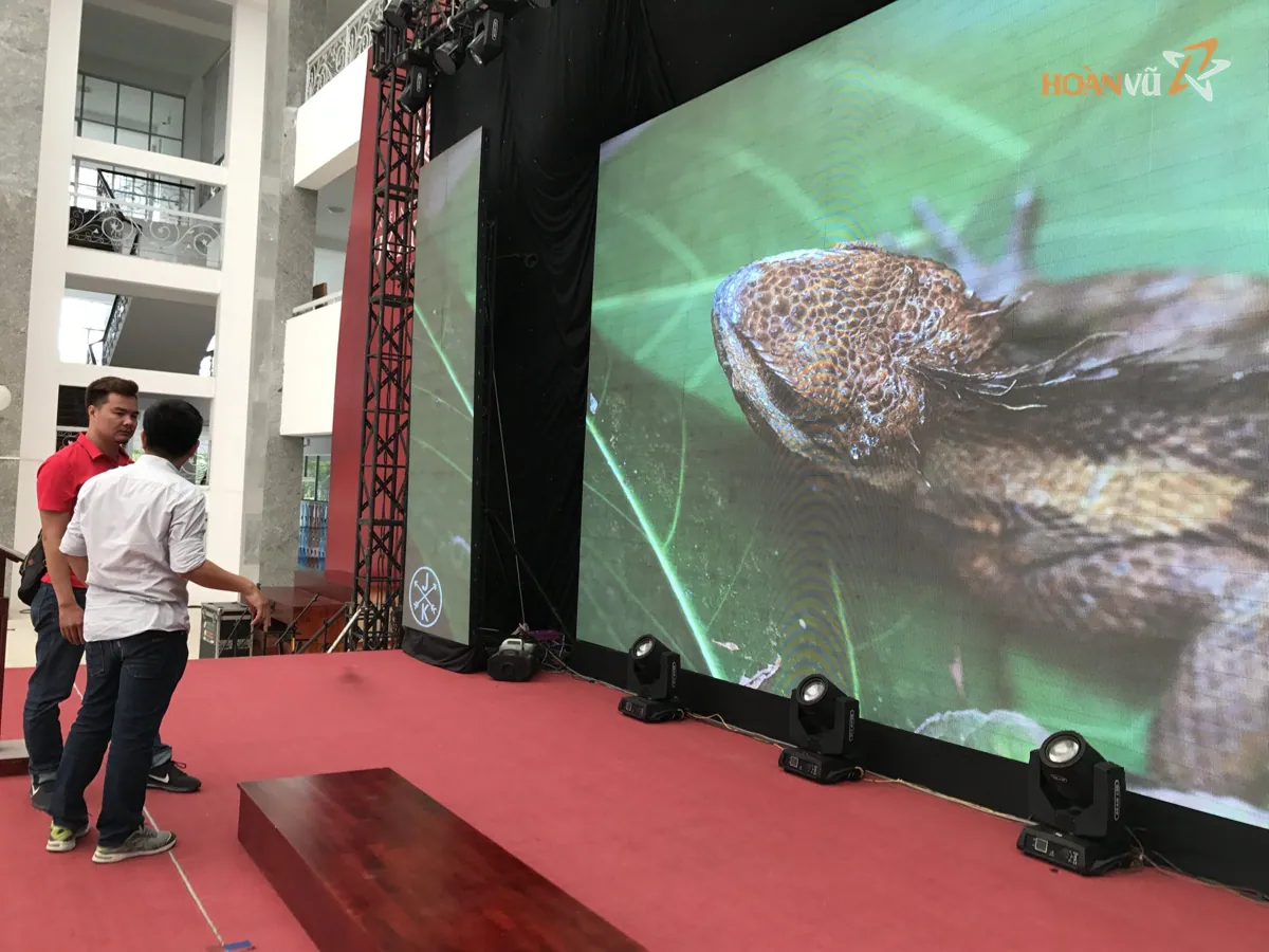 Kỹ thuật viên kiểm tra màn hình LED sân khấu