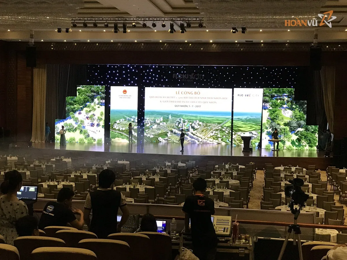 Màn hình LED sân khấu hội trường đang chạy thử