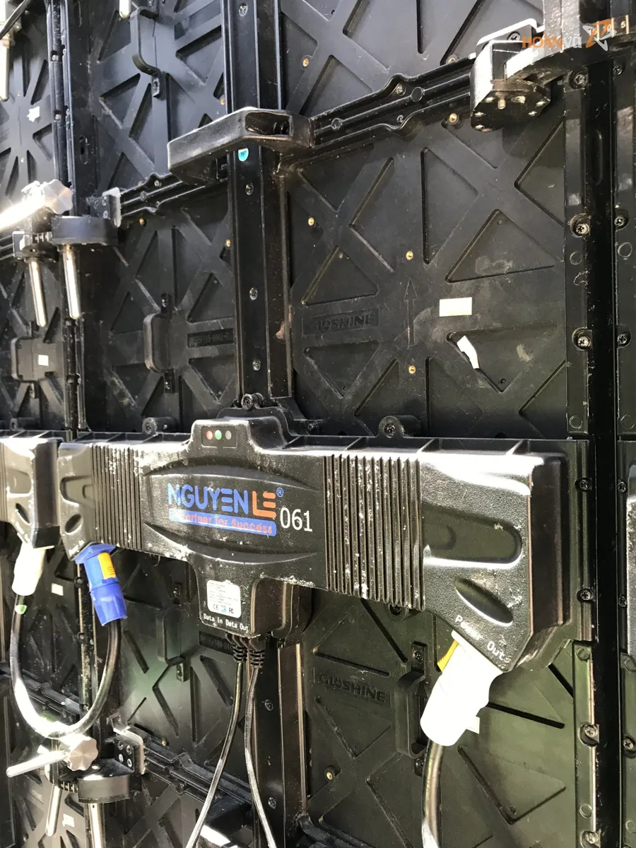 Mặt sau cabinet LED, bộ nguồn và cáp tín hiệu