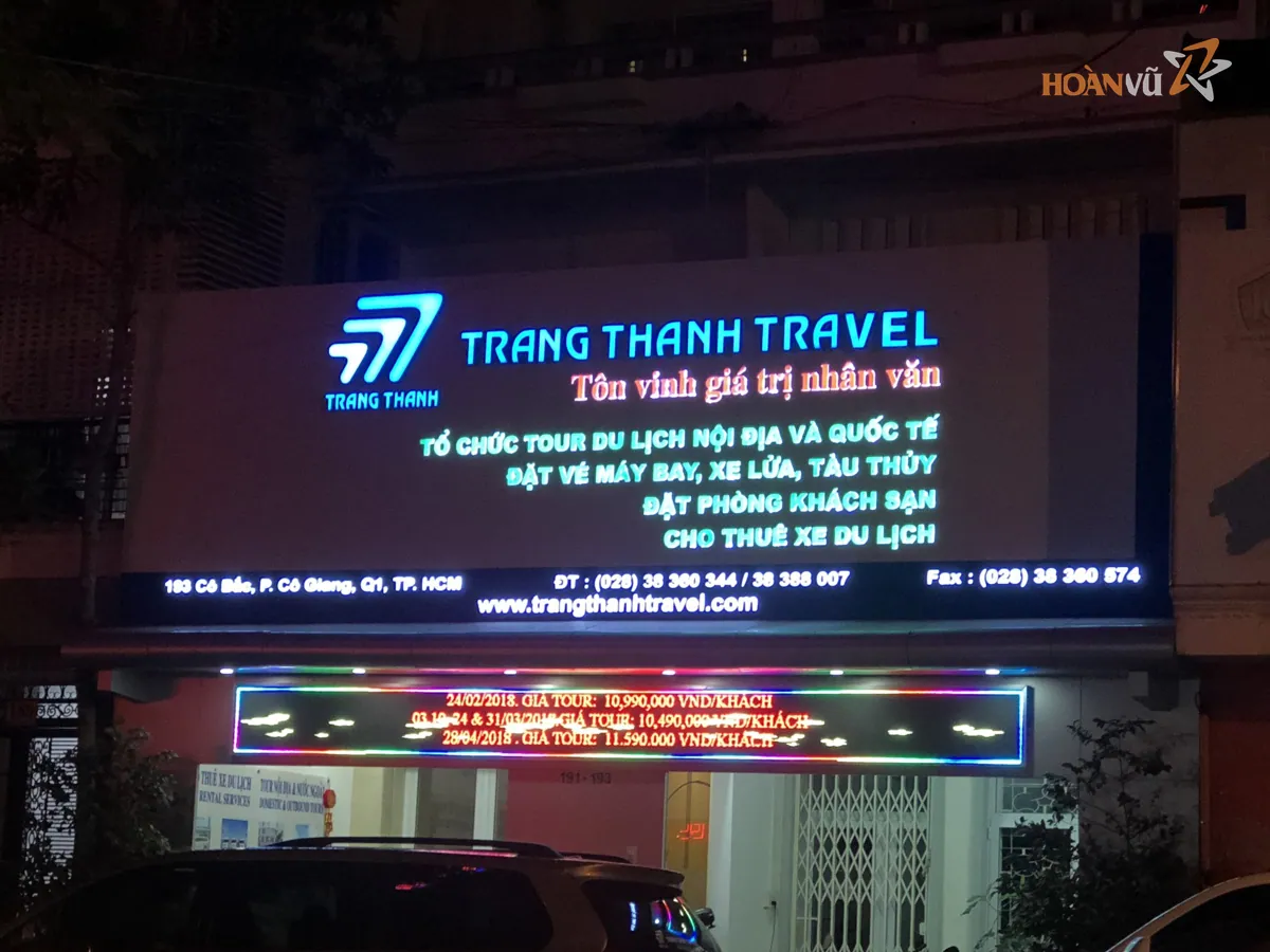 Bảng hiệu LED mặt tiền cửa hàng ban đêm