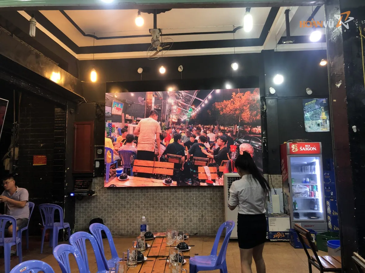Màn hình LED nhà hàng phát trực tiếp bóng đá