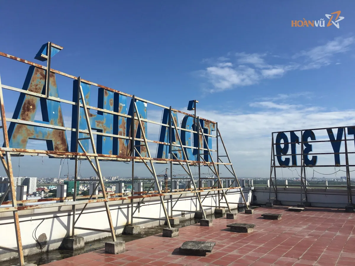 Chữ nổi quảng cáo trên mái toà nhà đang thi công