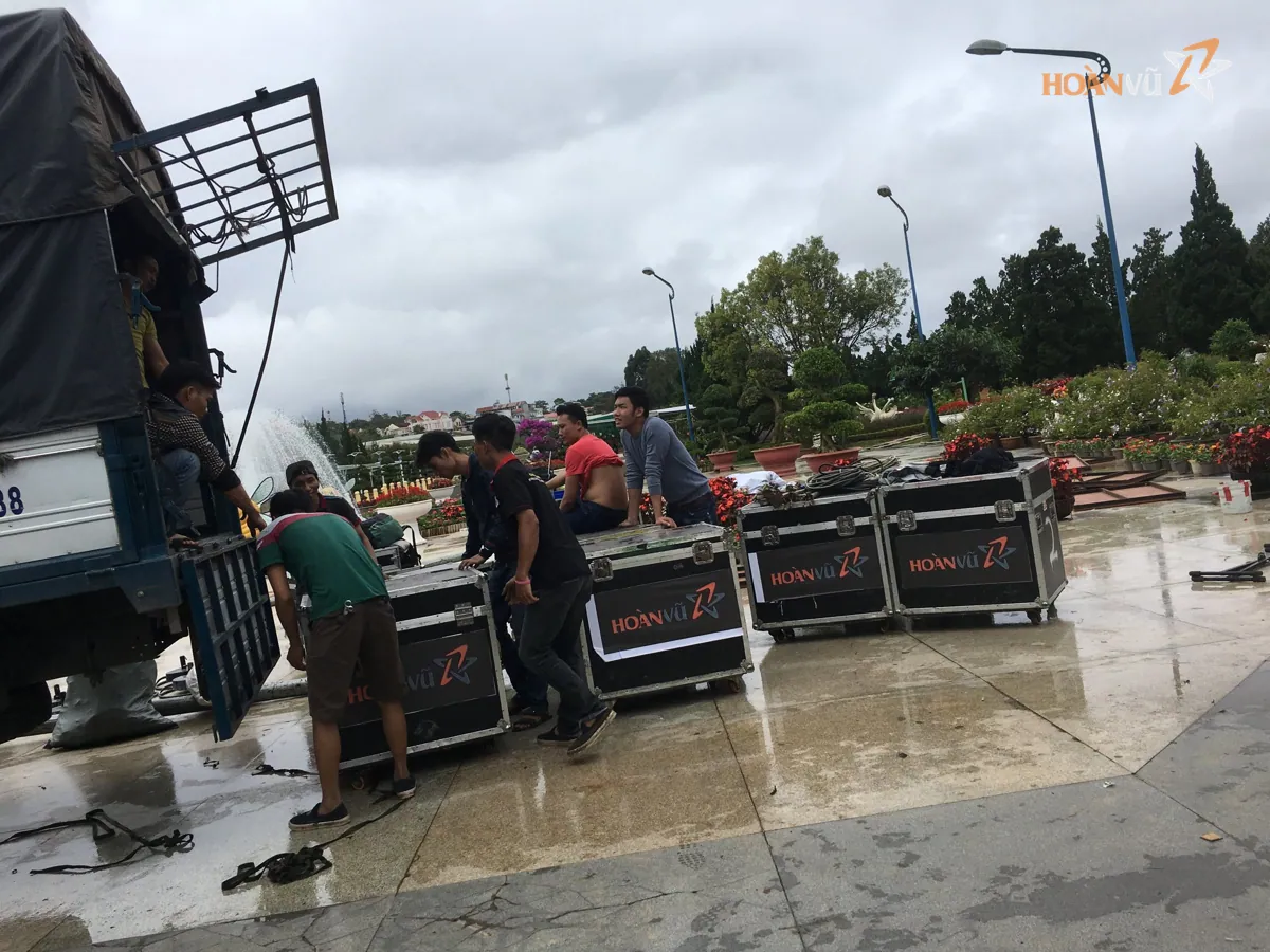 Ê kíp tháo flight case lắp màn hình LED ngoài trời