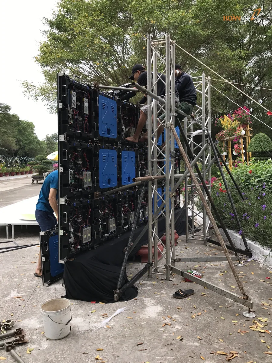 Lắp cabinet LED lên khung truss ngoài trời