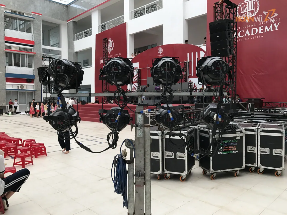 Đèn sân khấu moving head chuẩn bị lắp
