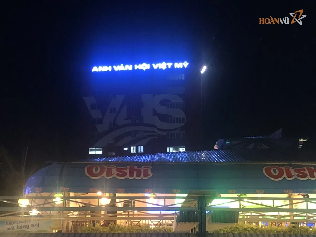 Bảng LED ngoài trời trên nóc toà nhà ban đêm