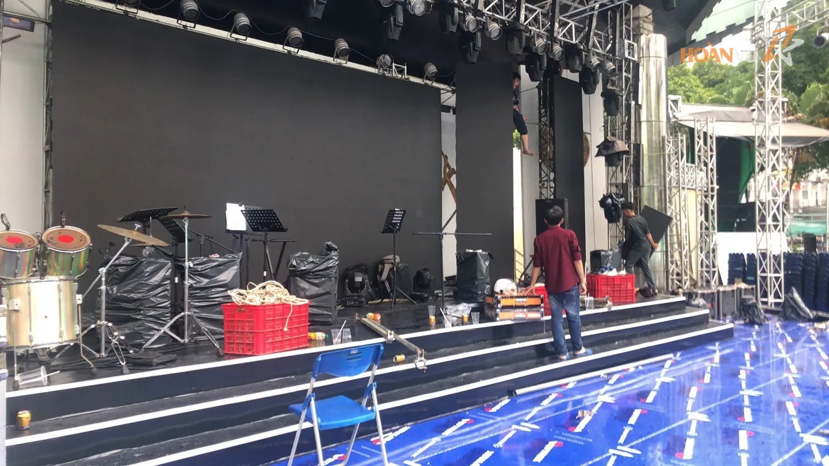 Sân khấu sự kiện đang setup với màn hình LED