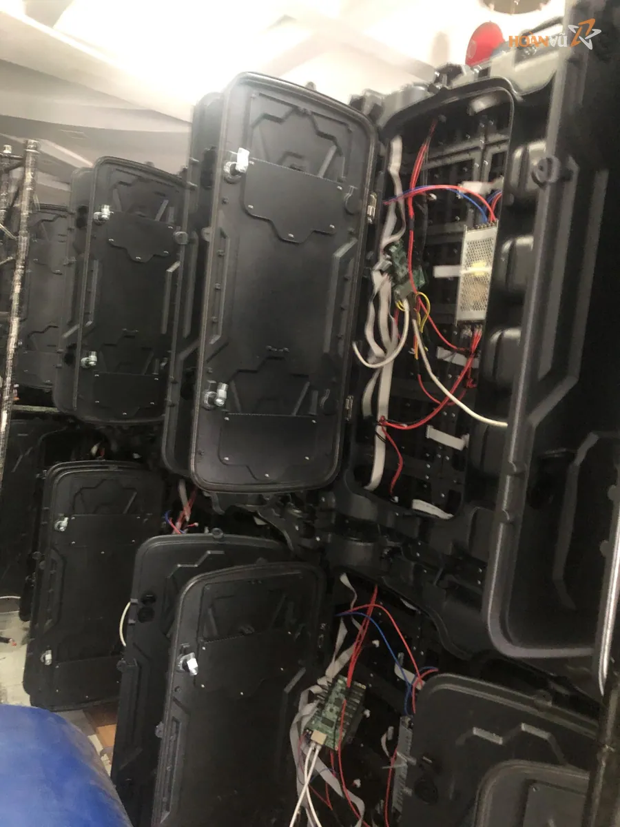 Mặt sau cabinet LED mở nắp kiểm tra nguồn