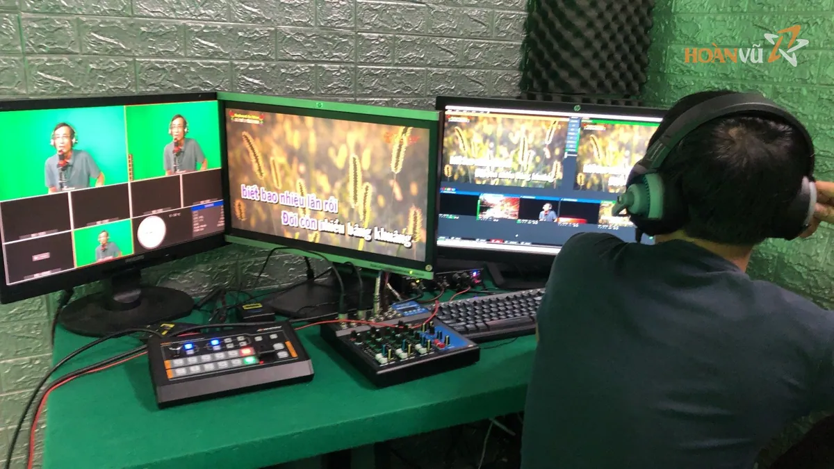 Ê kíp điều khiển livestream với bàn trộn hình