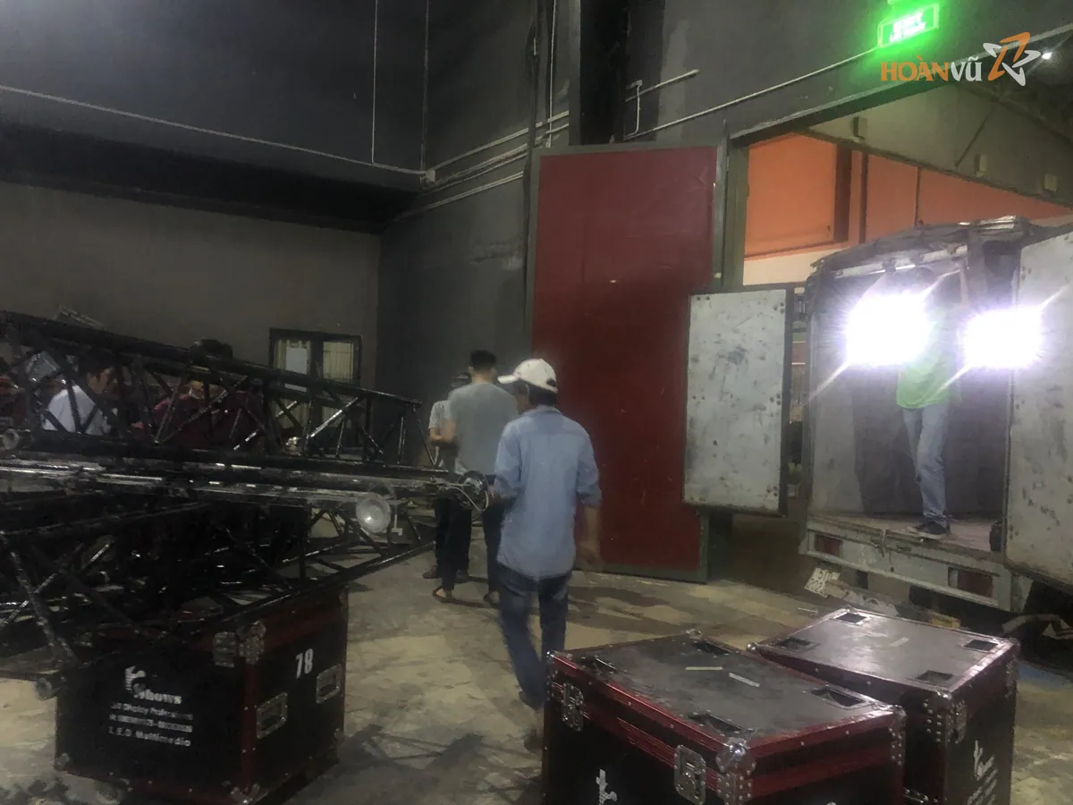 Vận chuyển truss và flight case vào kho