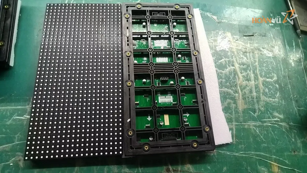 Mặt sau module LED và mạch điều khiển