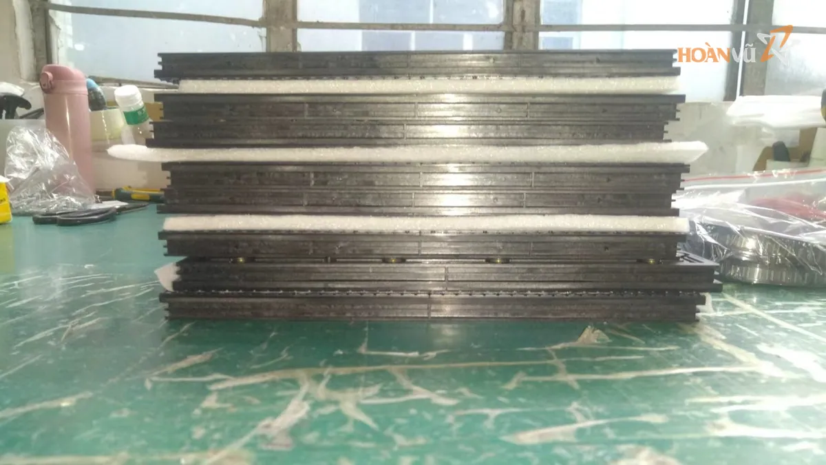 Chồng module LED trên bàn kỹ thuật