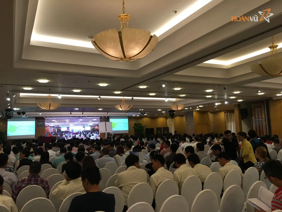 Hội trường khách sạn kín người dự hội nghị