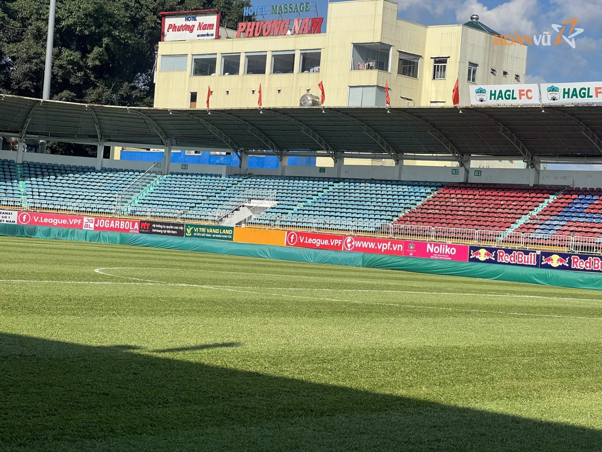 Sân Pleiku, LED biên và khán đài ngày nắng