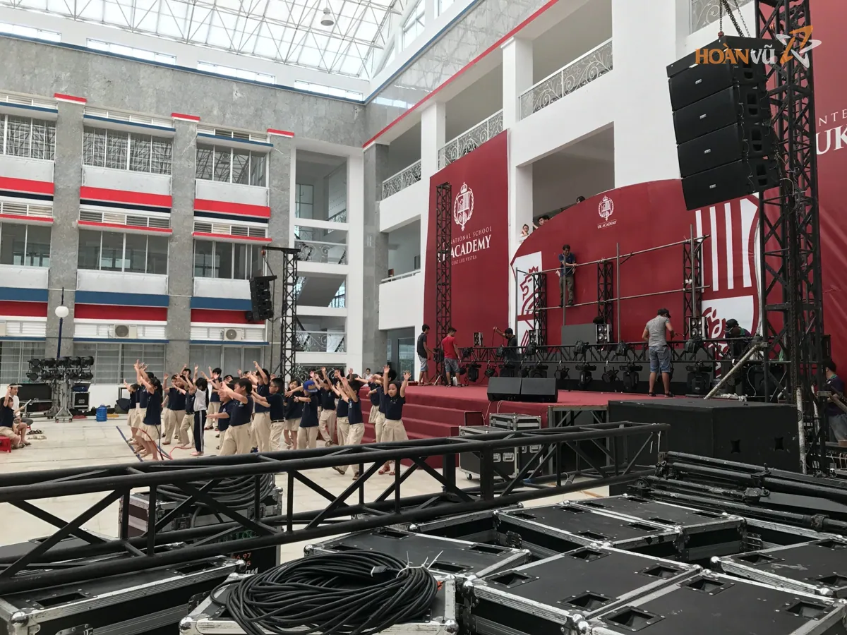 Loa line array dựng cho sân khấu sân trường