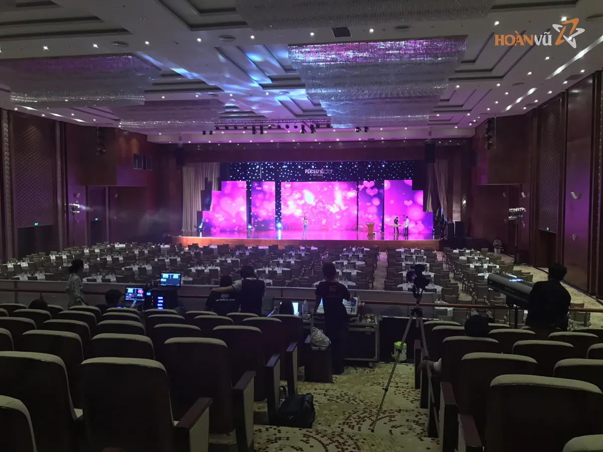 Hội trường tập duyệt chương trình với màn hình LED