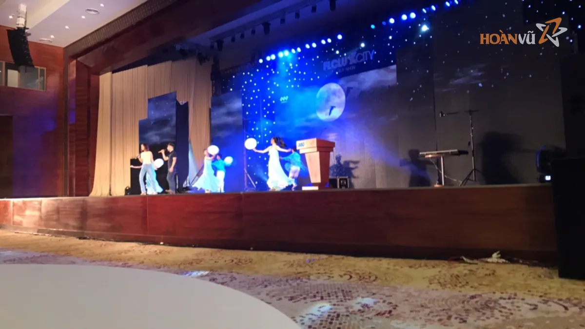 Tiết mục múa trên sân khấu sự kiện