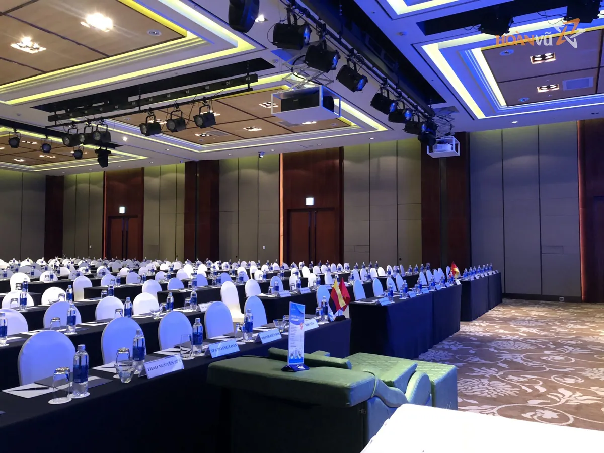 Phòng hội nghị khách sạn setup bàn dài