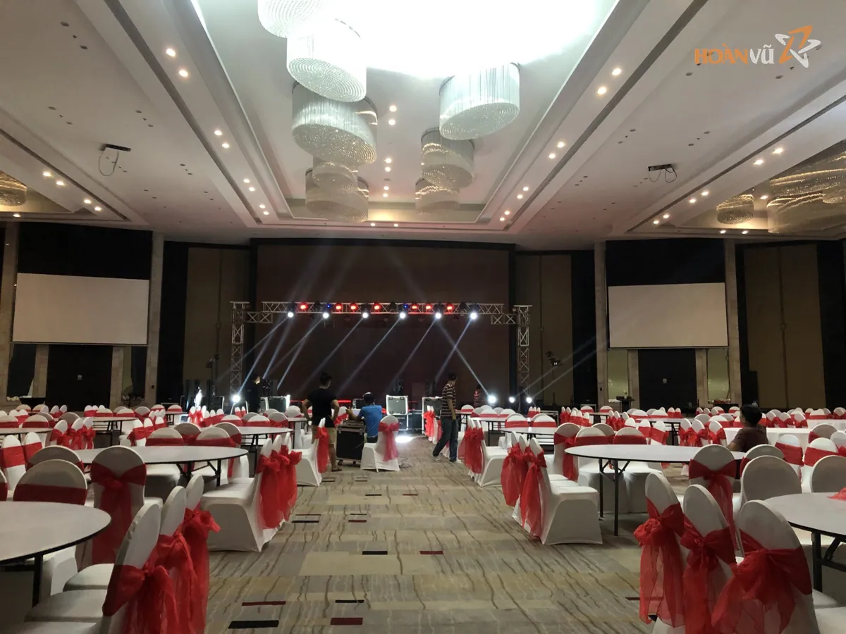 Phòng tiệc setup sân khấu và bàn tròn