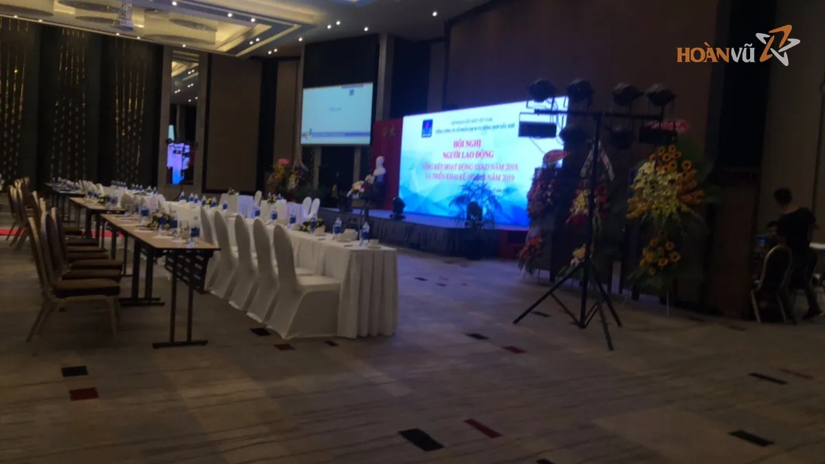 Hội nghị bàn dài với màn hình LED trình chiếu