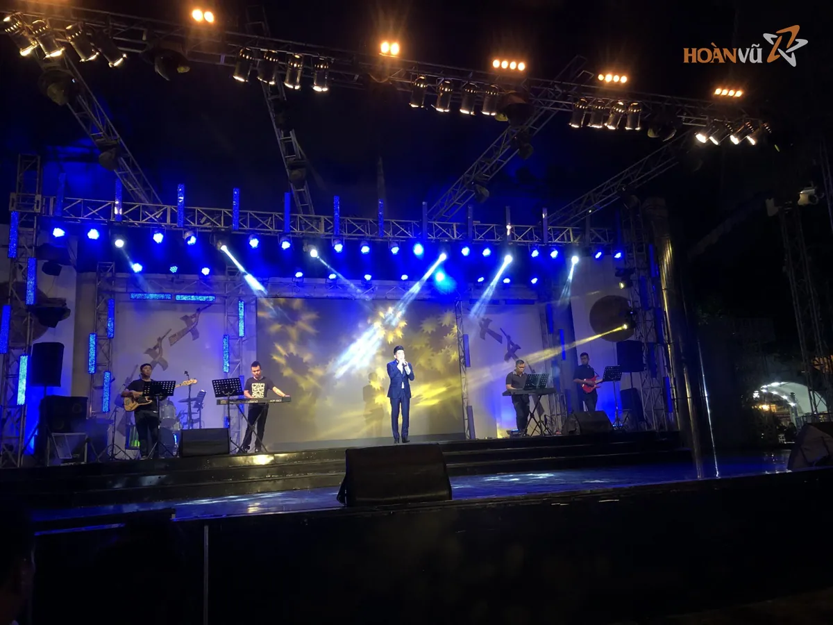 Liveshow ngoài trời ban đêm