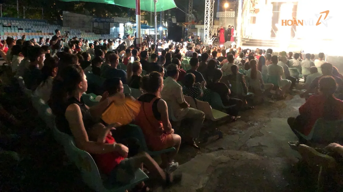 Khán giả xem liveshow ngoài trời