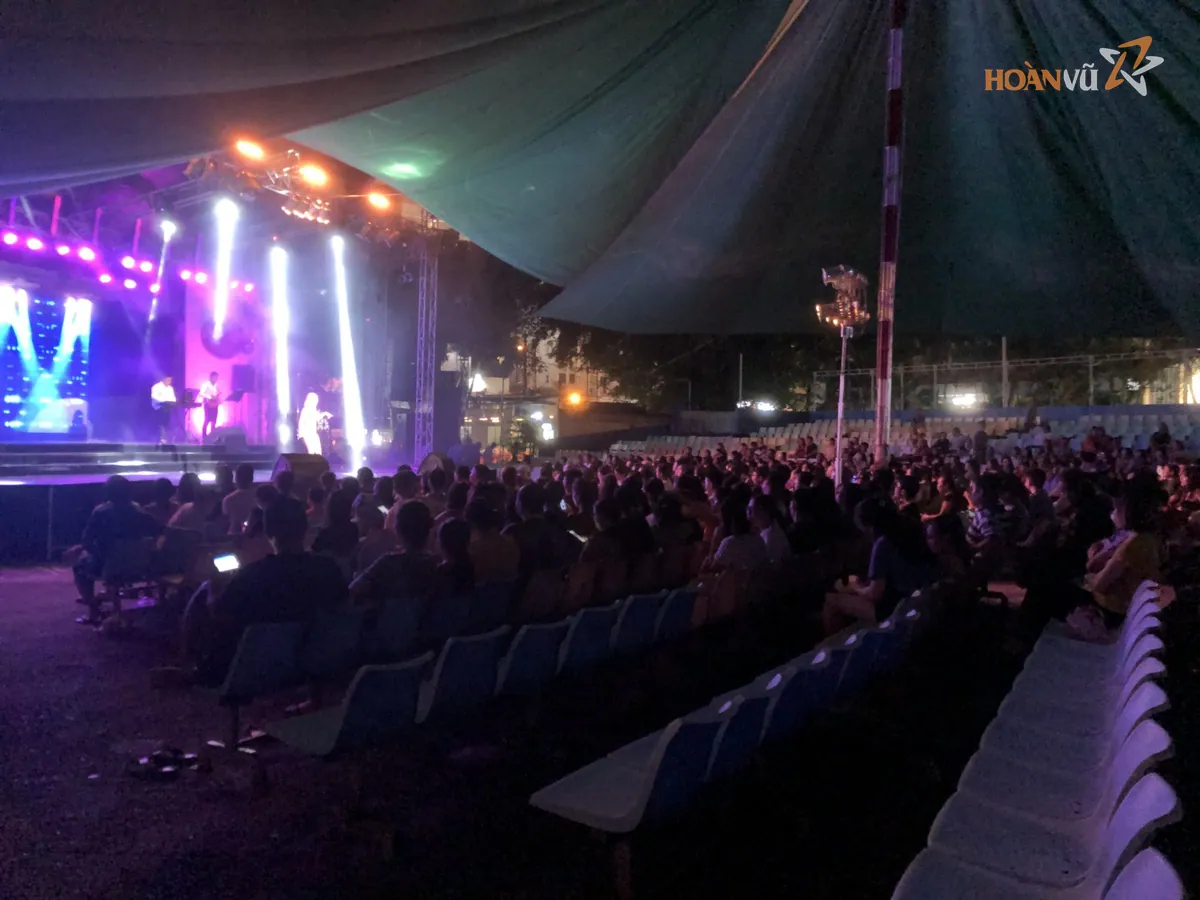 Khán giả dự liveshow ngoài trời