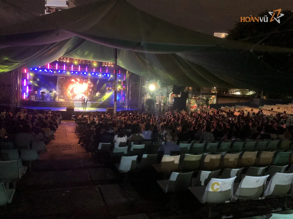 Toàn cảnh một liveshow ngoài trời, sân khấu và khu khán giả