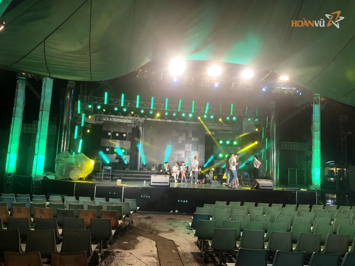 Sân khấu liveshow ánh đèn xanh lá