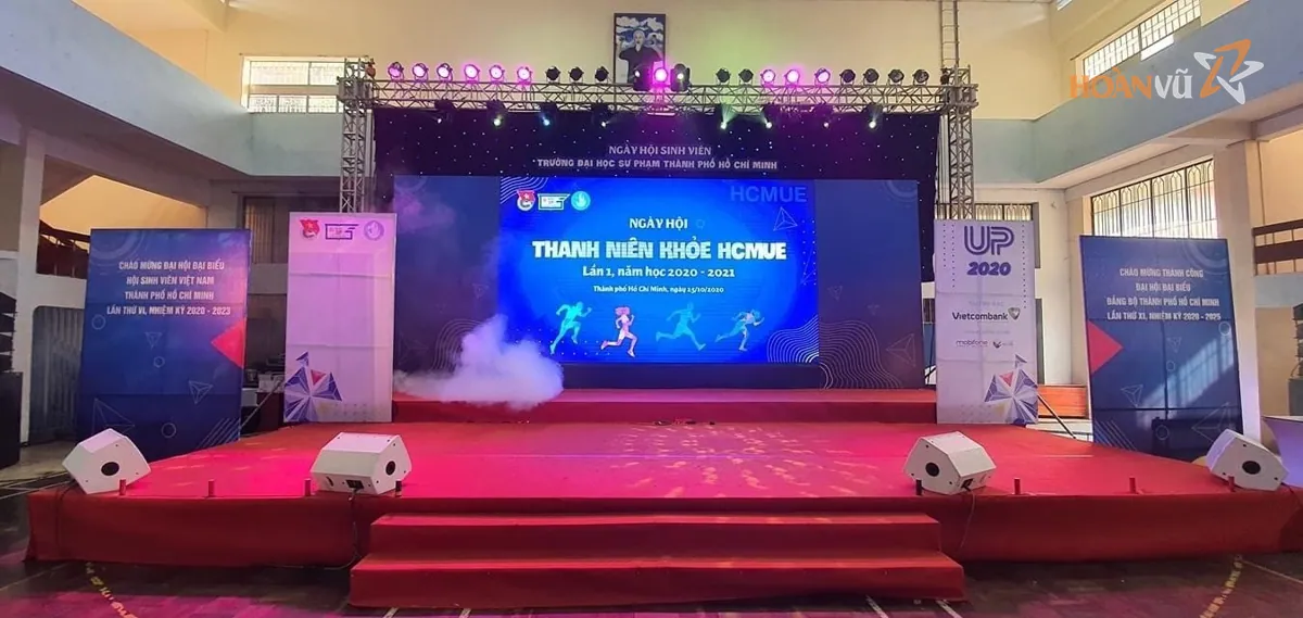 Sân khấu hội thảo với màn hình LED và backdrop