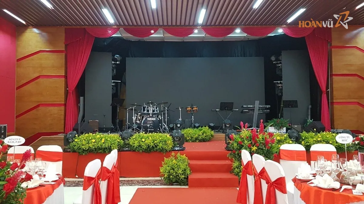 Sân khấu tiệc cưới trang trí đỏ