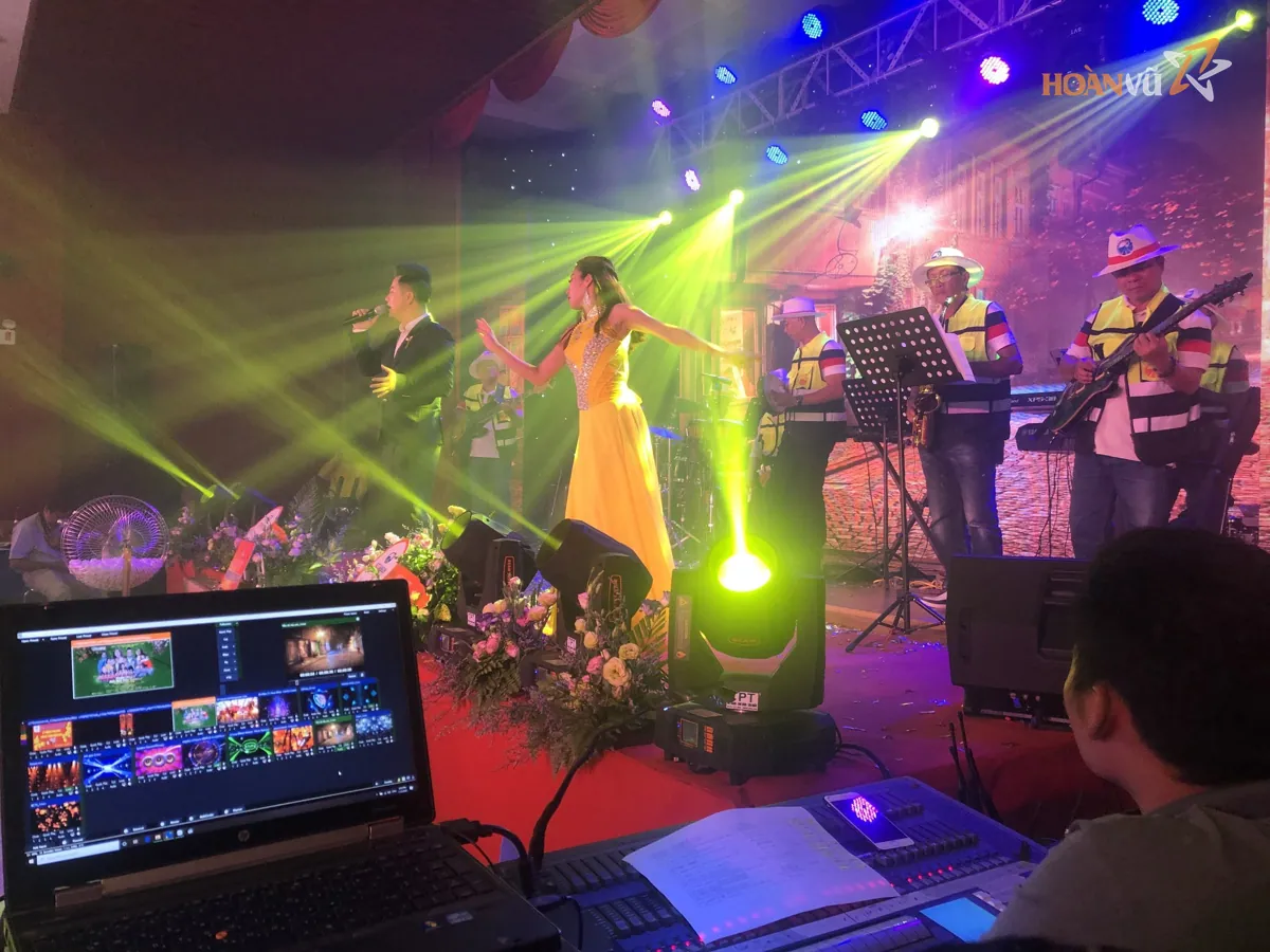 Livestream đêm nhạc với laptop điều khiển