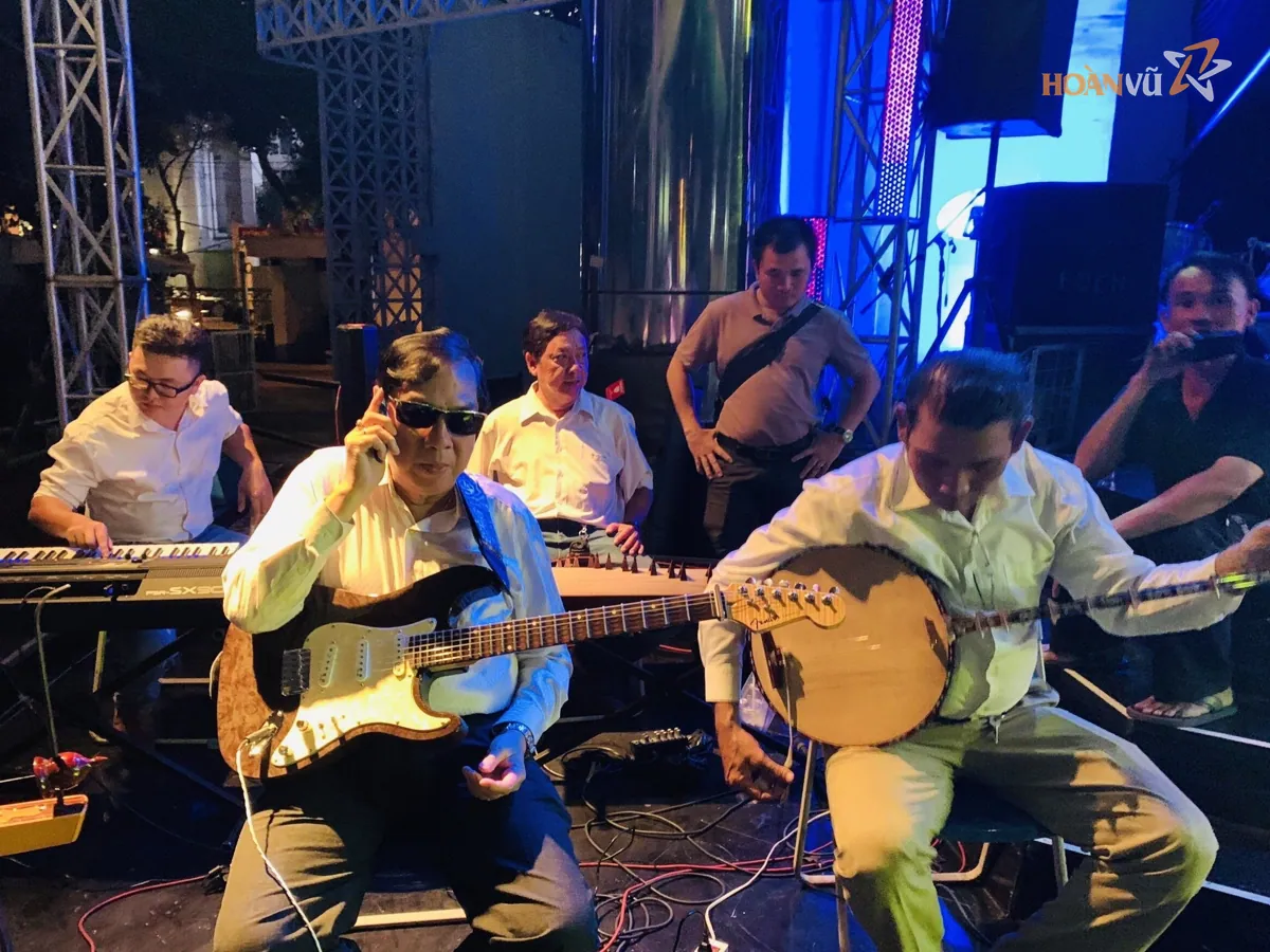 Nghệ sĩ đàn guitar biểu diễn trên sân khấu