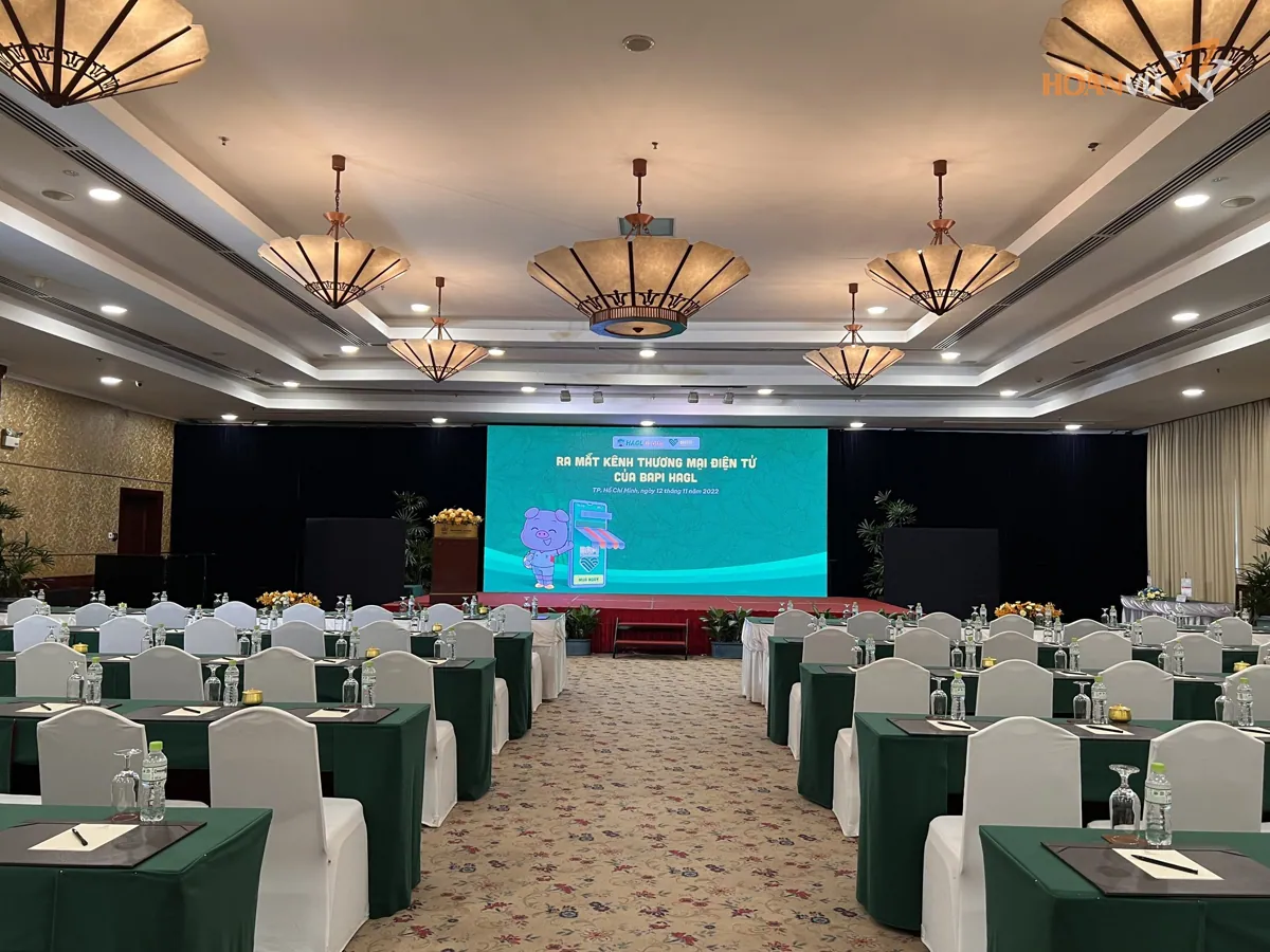 Phòng hội nghị khách sạn, màn hình LED trình chiếu