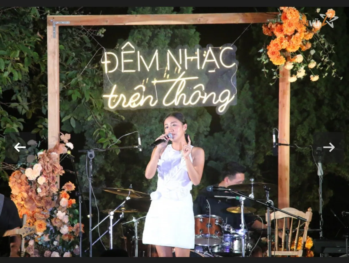 Đêm nhạc ngoài trời dưới cổng hoa
