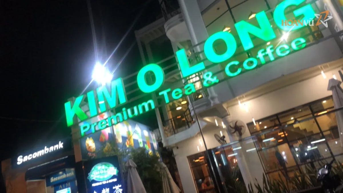 Bảng hiệu chữ nổi LED quán cà phê ban đêm
