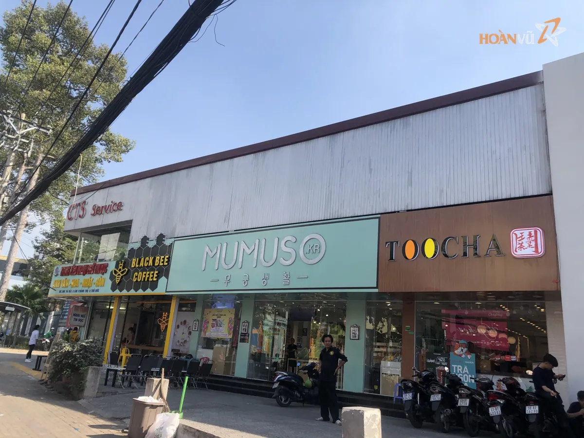 Dãy bảng hiệu cửa hàng trong khu thương mại