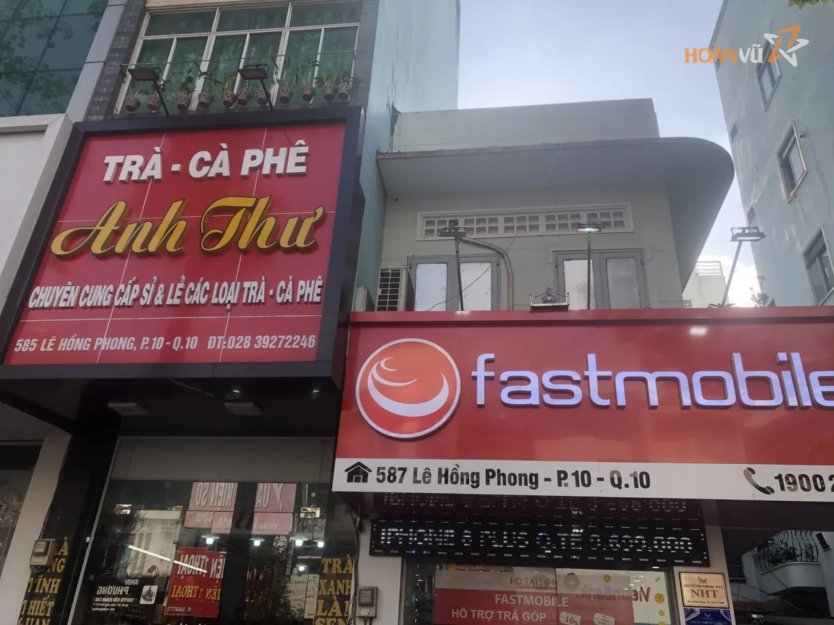 Bảng hiệu hai cửa hàng liền kề trên phố