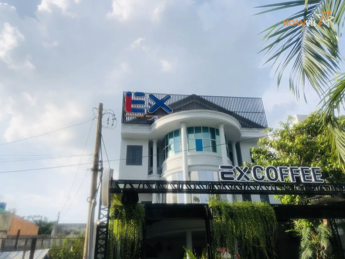 Mặt tiền quán cà phê với chữ nổi và logo