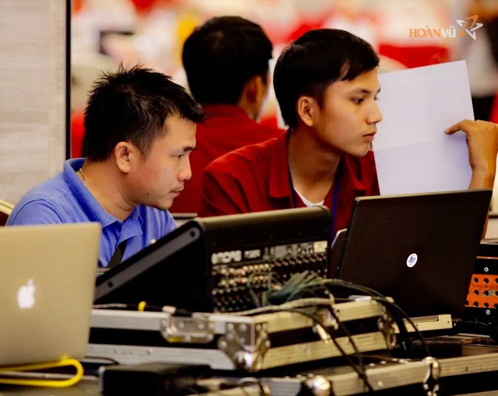 Kỹ thuật viên điều khiển âm thanh hình ảnh tại sự kiện