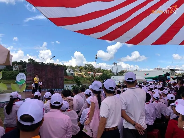 Khán giả dưới mái che sọc tại sự kiện ngoài trời