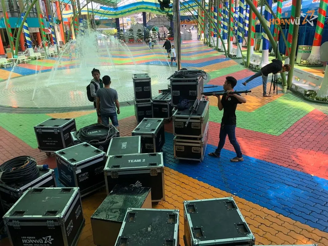Tập kết flight case thiết bị cho sự kiện ngoài trời