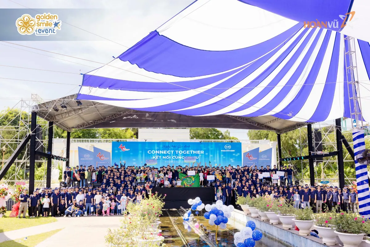 Sự kiện ngoài trời dưới mái che sọc xanh trắng
