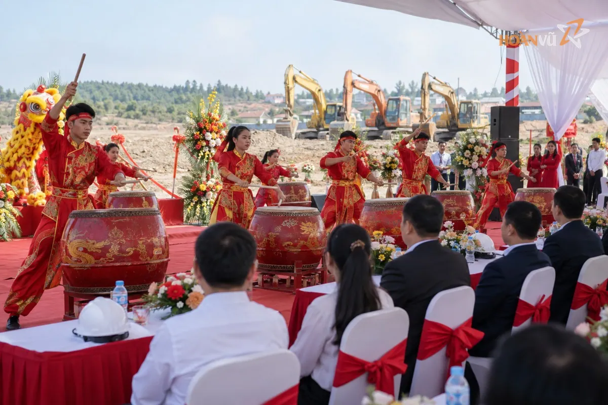 Đội múa trống biểu diễn khai mạc lễ khởi công ngoài trời