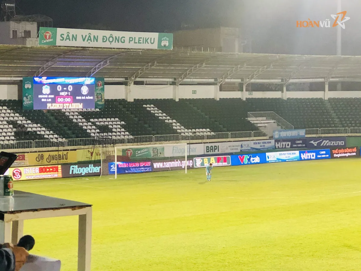 Stadium scoreboards vs perimeter LED: what differs
