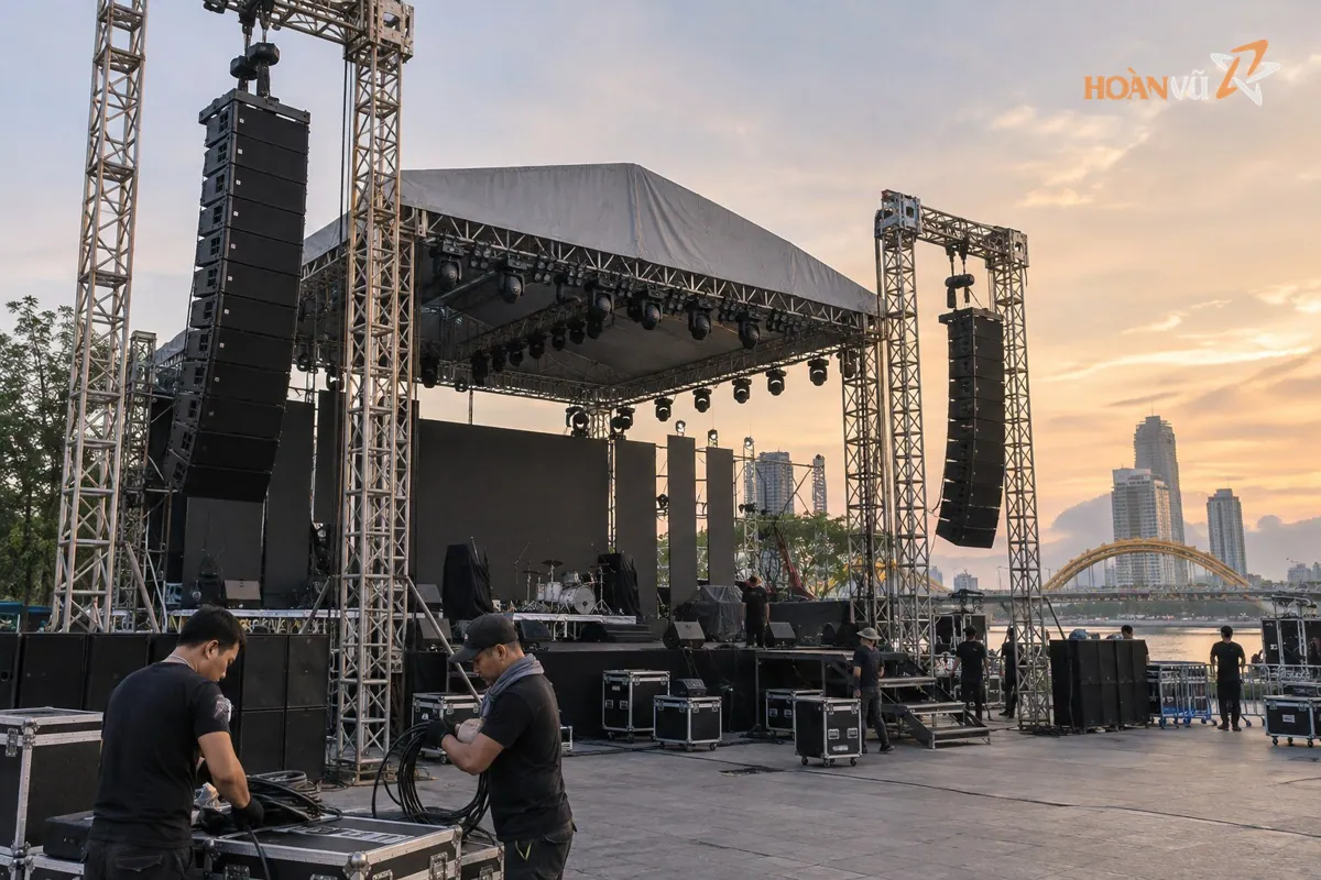 Hệ thống loa line array treo hai bên sân khấu sự kiện ngoài trời